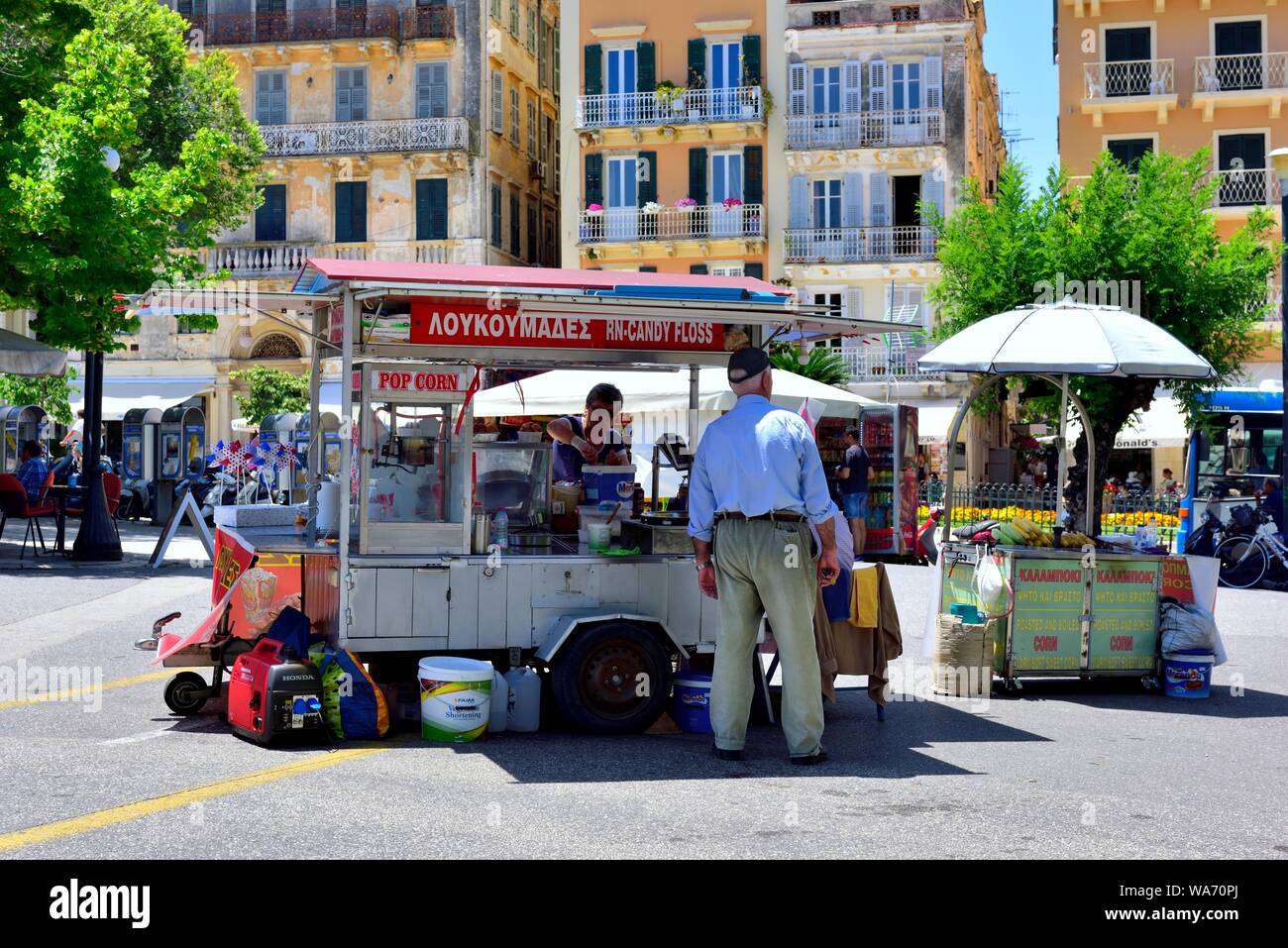 La barbe à papa et du maïs soufflé, des vendeurs de rue de la vieille ville de Corfou Corfou Corfou,,,grèce,Îles Ioniennes Banque D'Images