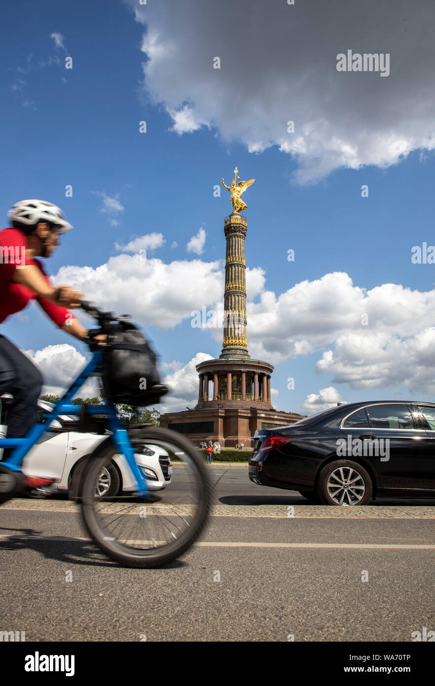 Piste cyclable, des cyclistes au rond-point à l'SiegessŠule, Berlin, Banque D'Images