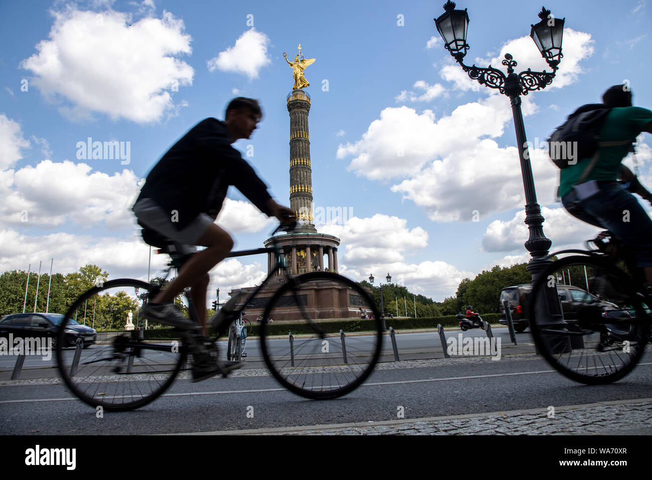 Piste cyclable, des cyclistes au rond-point à l'SiegessŠule, Berlin, Banque D'Images