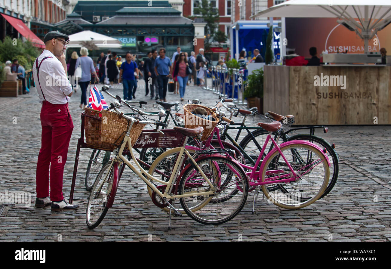 Tour guide en attente avec des vélos à Covent Garden Banque D'Images