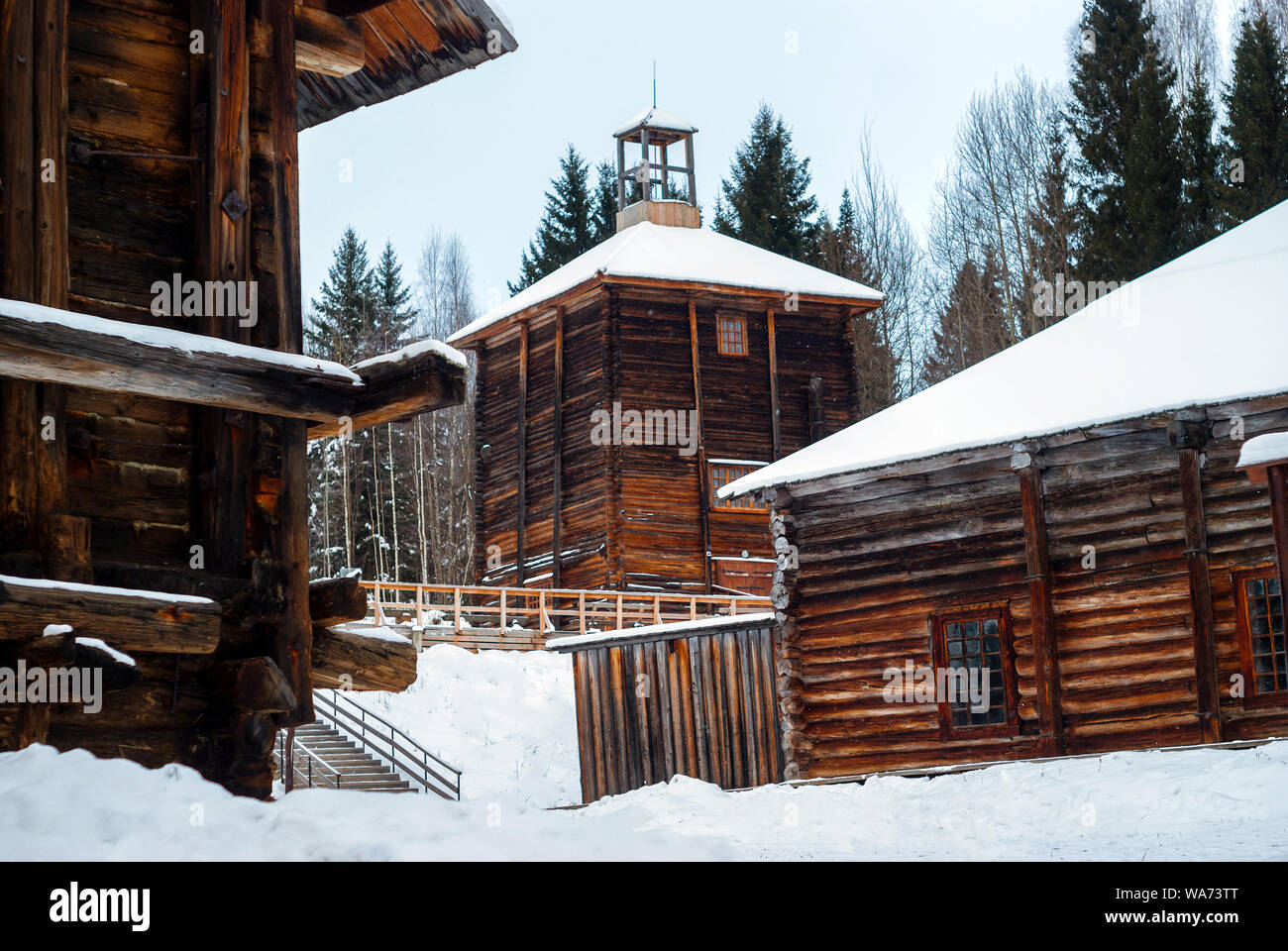 Complexe de bâtiments traditionnels en bois d'une usine d'extraction de sel du 19ème siècle dans un paysage d'hiver Banque D'Images