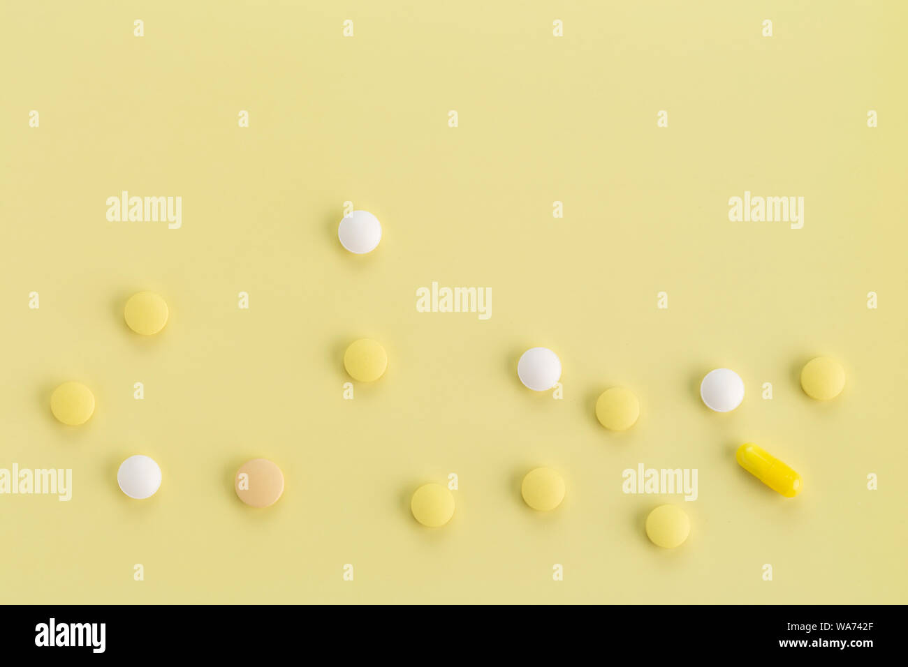 Différentes Tablettes et gélules avec des antibiotiques sur un fond coloré Banque D'Images