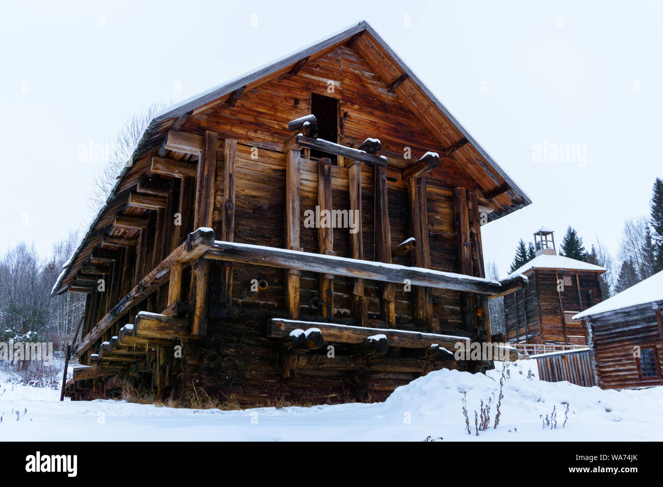 Complexe de bâtiments traditionnels en bois d'une usine d'extraction de sel du 19ème siècle dans un paysage d'hiver Banque D'Images