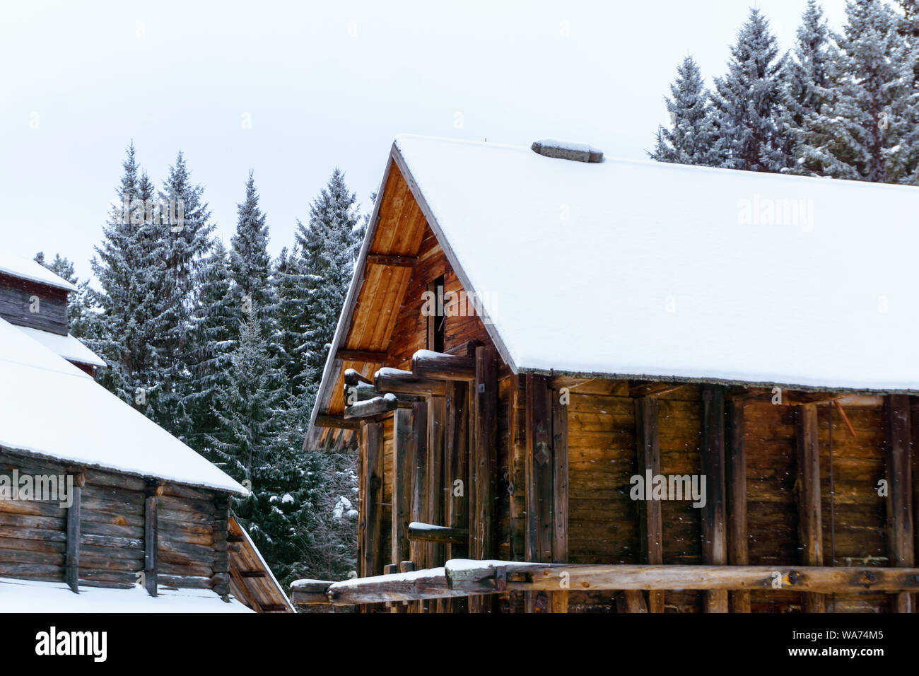 Complexe d'entrepôts d'un journal traditionnel-sel installation minière du 19ème siècle dans un paysage d'hiver Banque D'Images