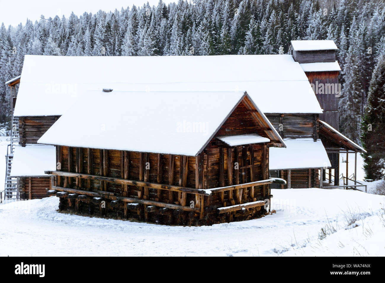 Complexe d'entrepôts traditionnels en bois d'une usine d'extraction de sel du 19ème siècle dans un paysage d'hiver sur la rive d'une rivière gelée Banque D'Images
