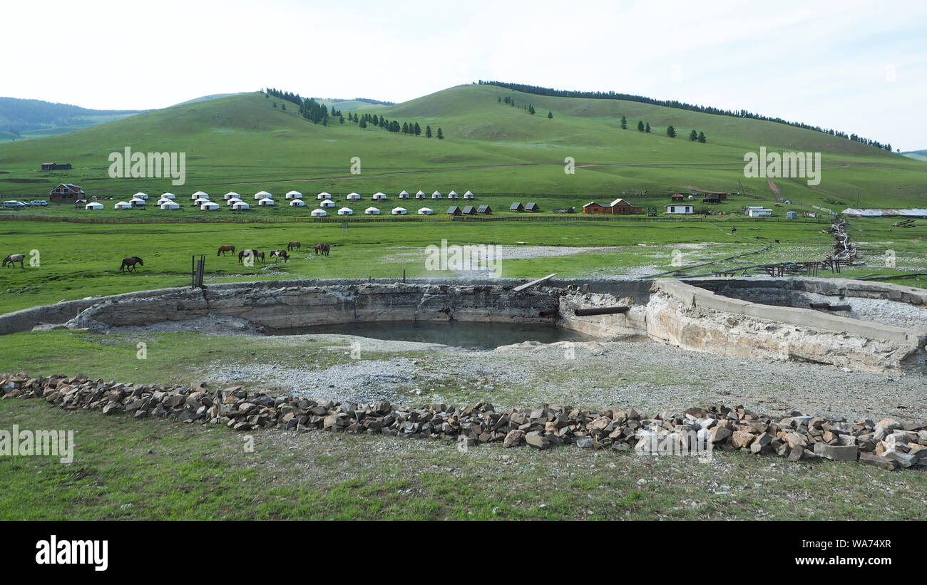Source d'eau chaude Tsenkher Camping Site, la Mongolie centrale Banque D'Images