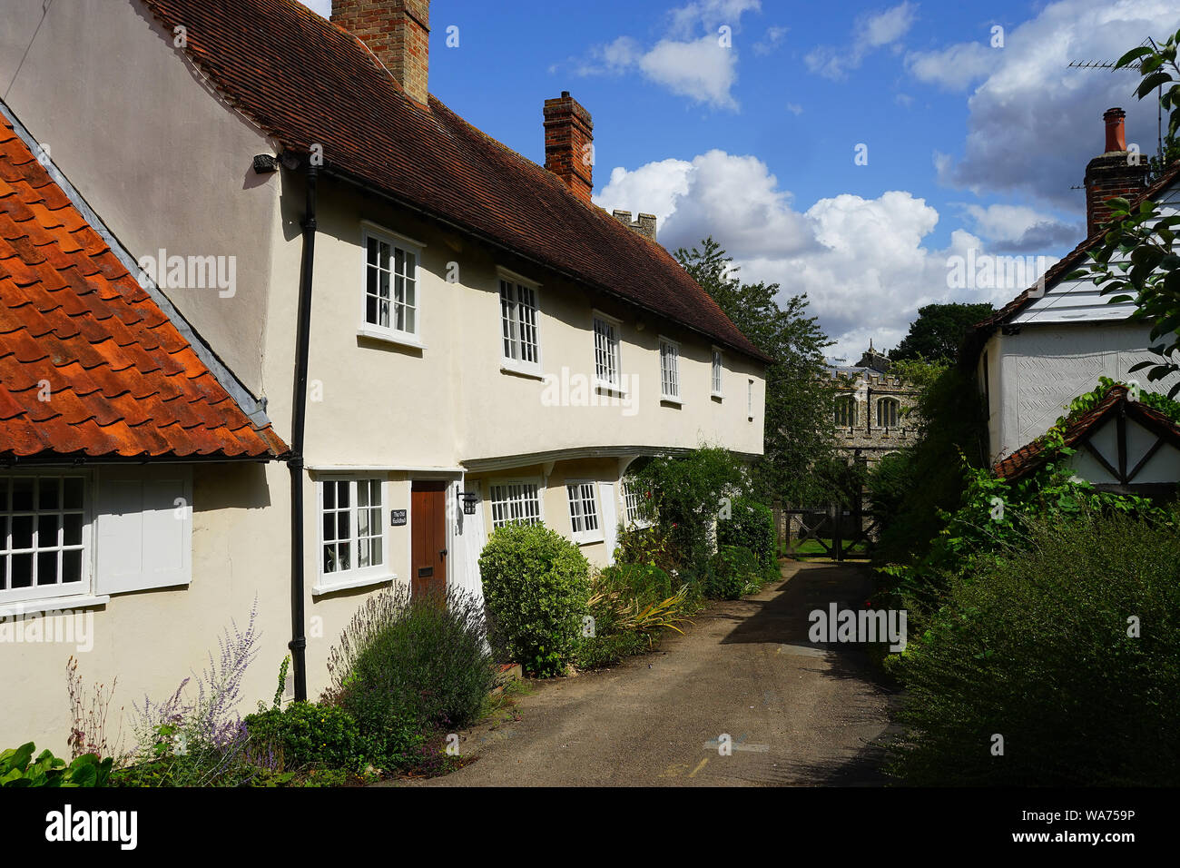 L'ancien Guildhall dans une voie menant à l'église à Clavering. Banque D'Images