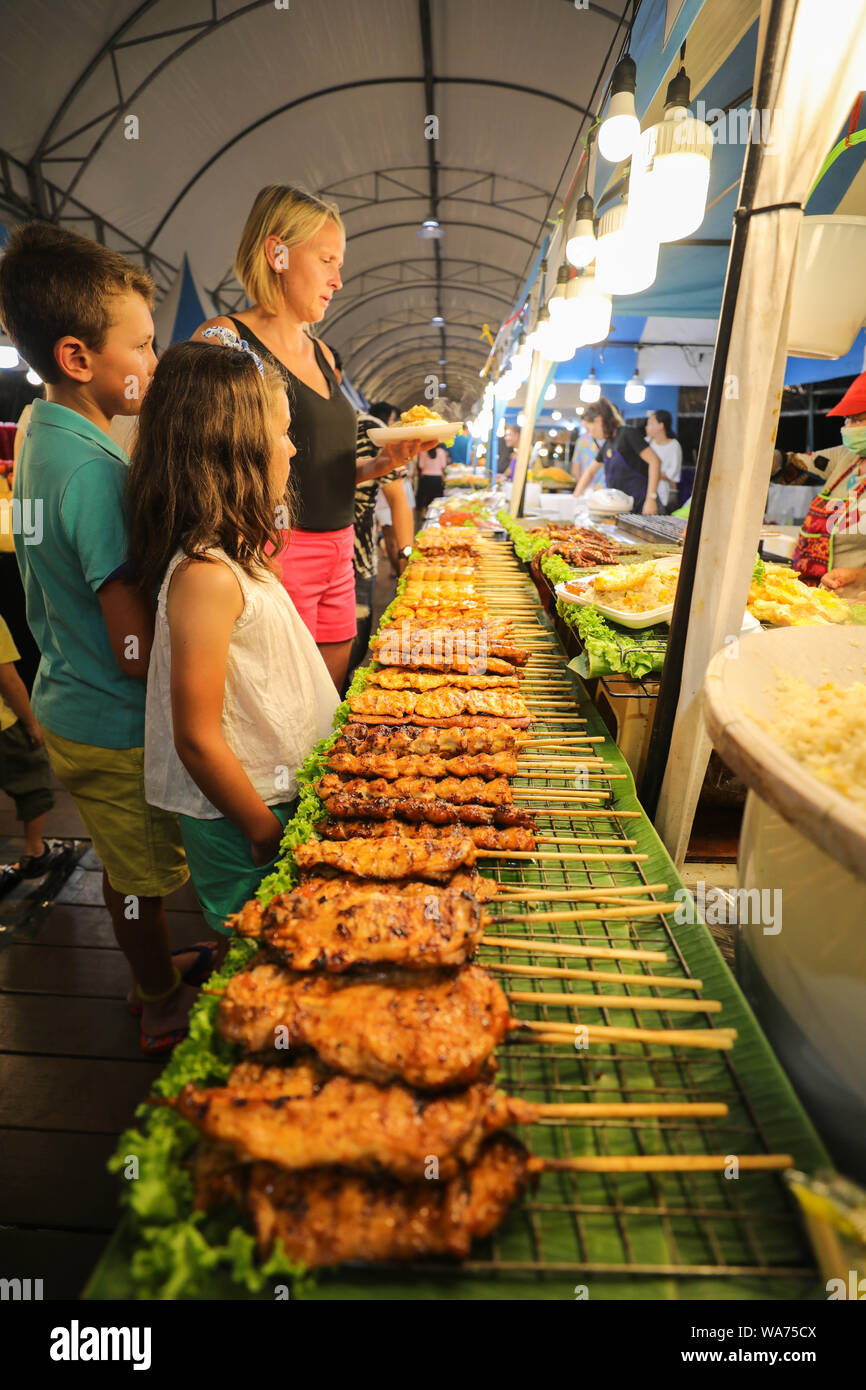 (190818) -- BANGKOK, 18 août 2019 (Xinhua) -- touristes achètent les aliments à l'Asiatique du marché de nuit à Bangkok, Thaïlande, 10 août 2019. (Xinhua/Zhang Keren) Banque D'Images