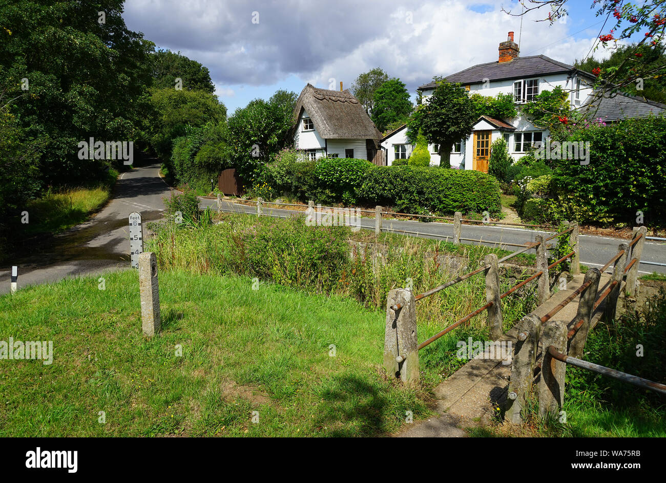 Ford et passerelle au-dessus de la rivière Stort à Clavering, Essex Banque D'Images