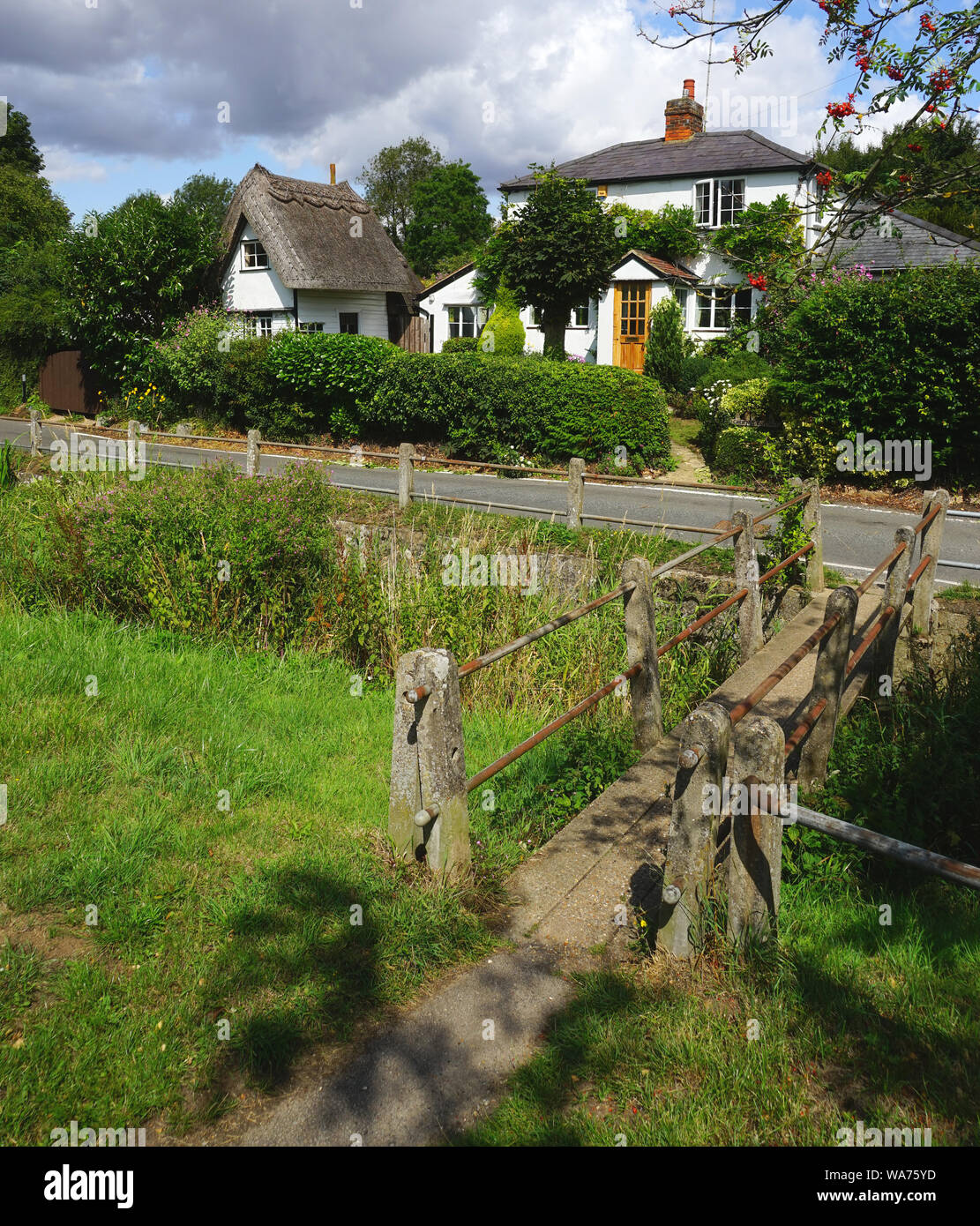 Passerelle au-dessus de la rivière Stort à Clavering, Essex Banque D'Images