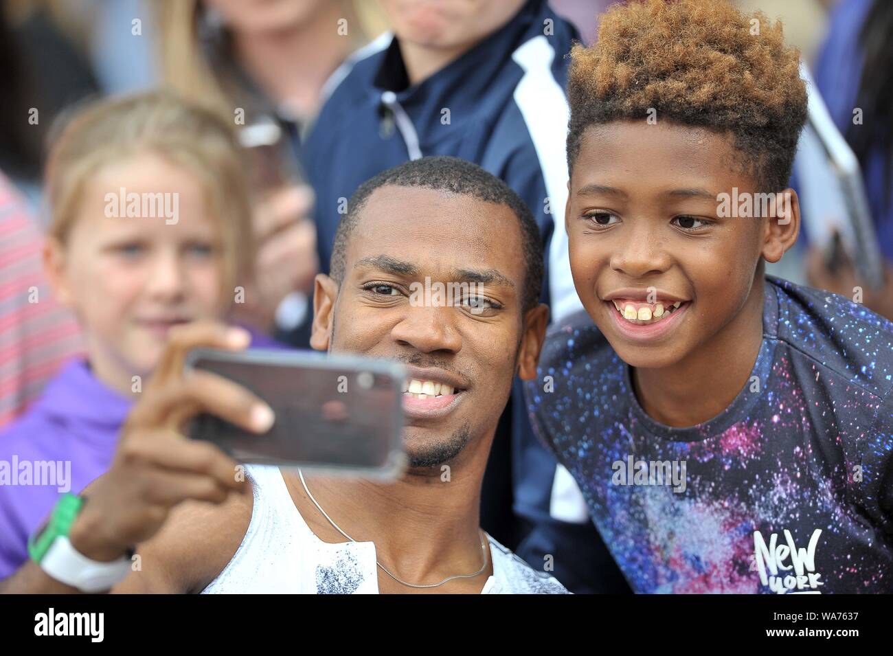 Birmingham. UK.. 18 août 2019. Yohan Blake (JAM) prend vos autoportraits avec les fans. Muller Grand Prix. L'athlétisme de l'IAAF Diamond League. Alexander stadium. Birmingham. UK. Credit : Sport en images/Alamy Live News Banque D'Images