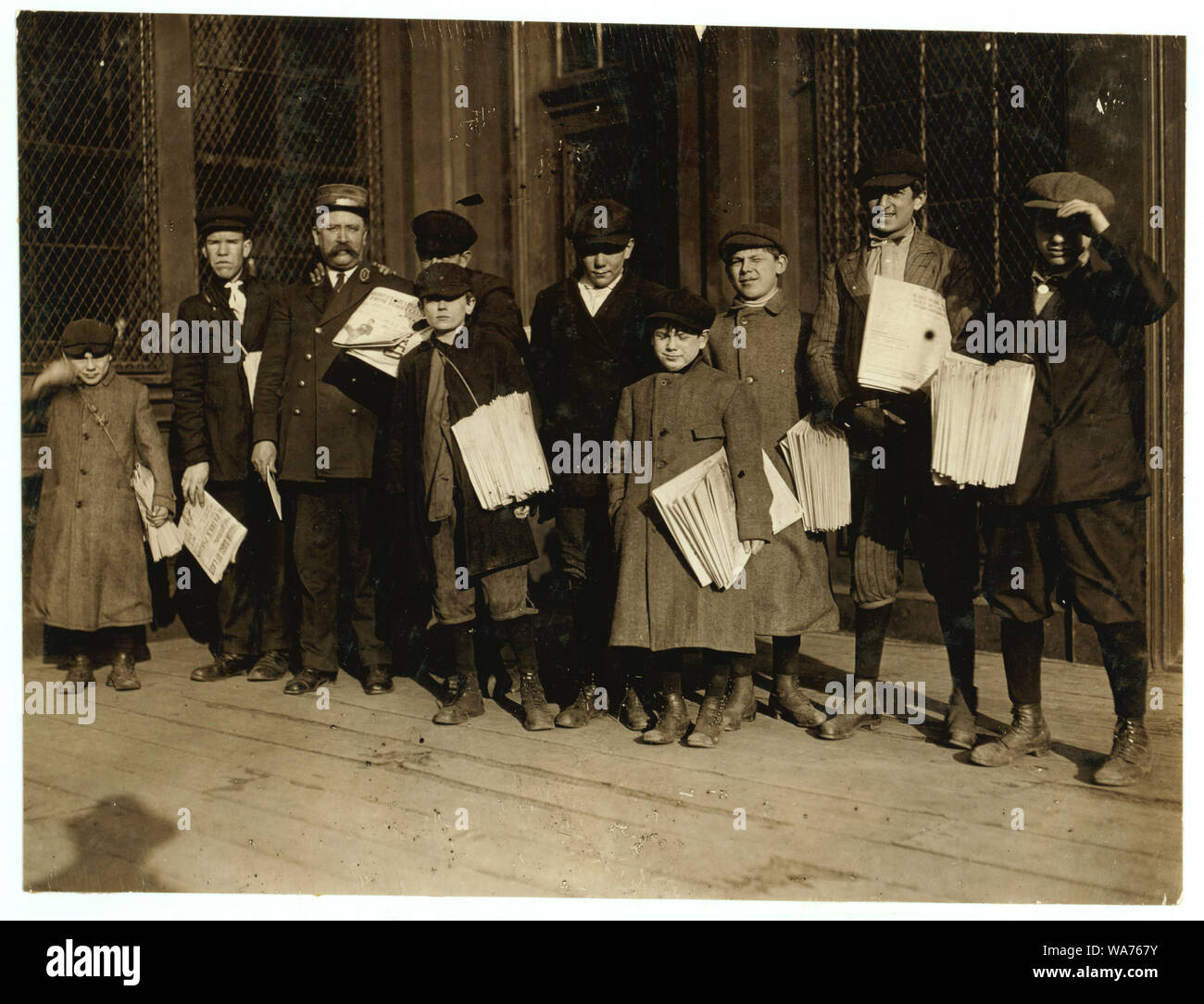 2:15 P.M. de l'équipage à ferry, Jersey City, New Jersey. Sur l'extrême gauche, Sam, 10 ans - J'ai pour soutenir la famille, dit-il. Petit garçon sur son centre droit broth[er], William 12 ans. Derrière lui, un autre frère, 14 ans. Cette dernière a le trachome, et a été exclu de l'école à cause de cela. Sam avait récemment. Mère veut que ces enfants au travail parce qu'ils déranger pour lui. Sam et William ont été la vente de 2 et 5 ans respectivement. Résumé : des photographies sur les dossiers de la Commission nationale sur le travail des enfants (États-Unis) Banque D'Images