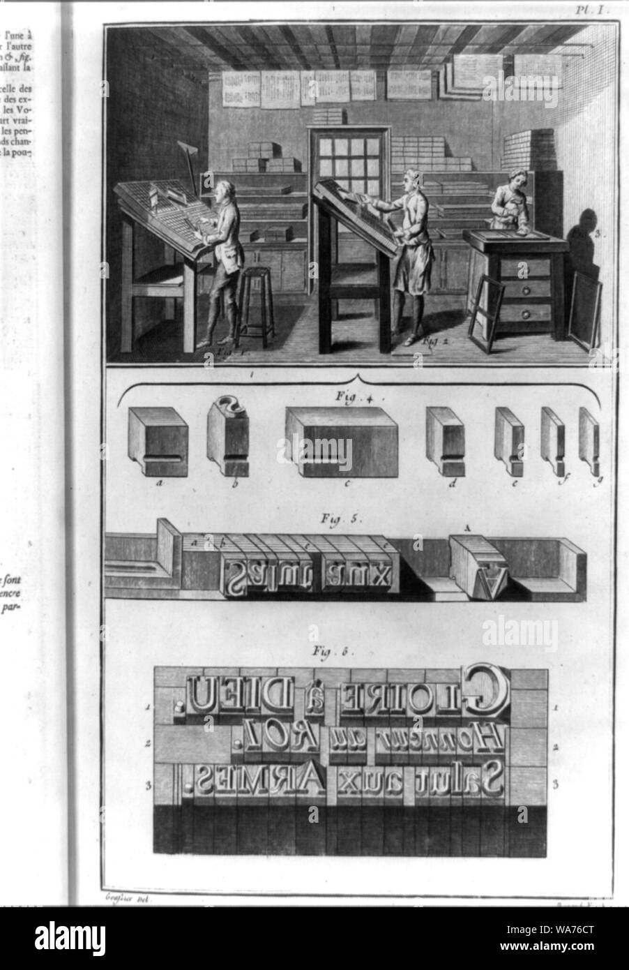 3 personnes travaillant dans une salle de composition, diverses pièces de type lâche et un bâton de composition avec des lettres inséré dans il et trois lignes de type justifiées y compris les deux lettres en italique et romain Banque D'Images