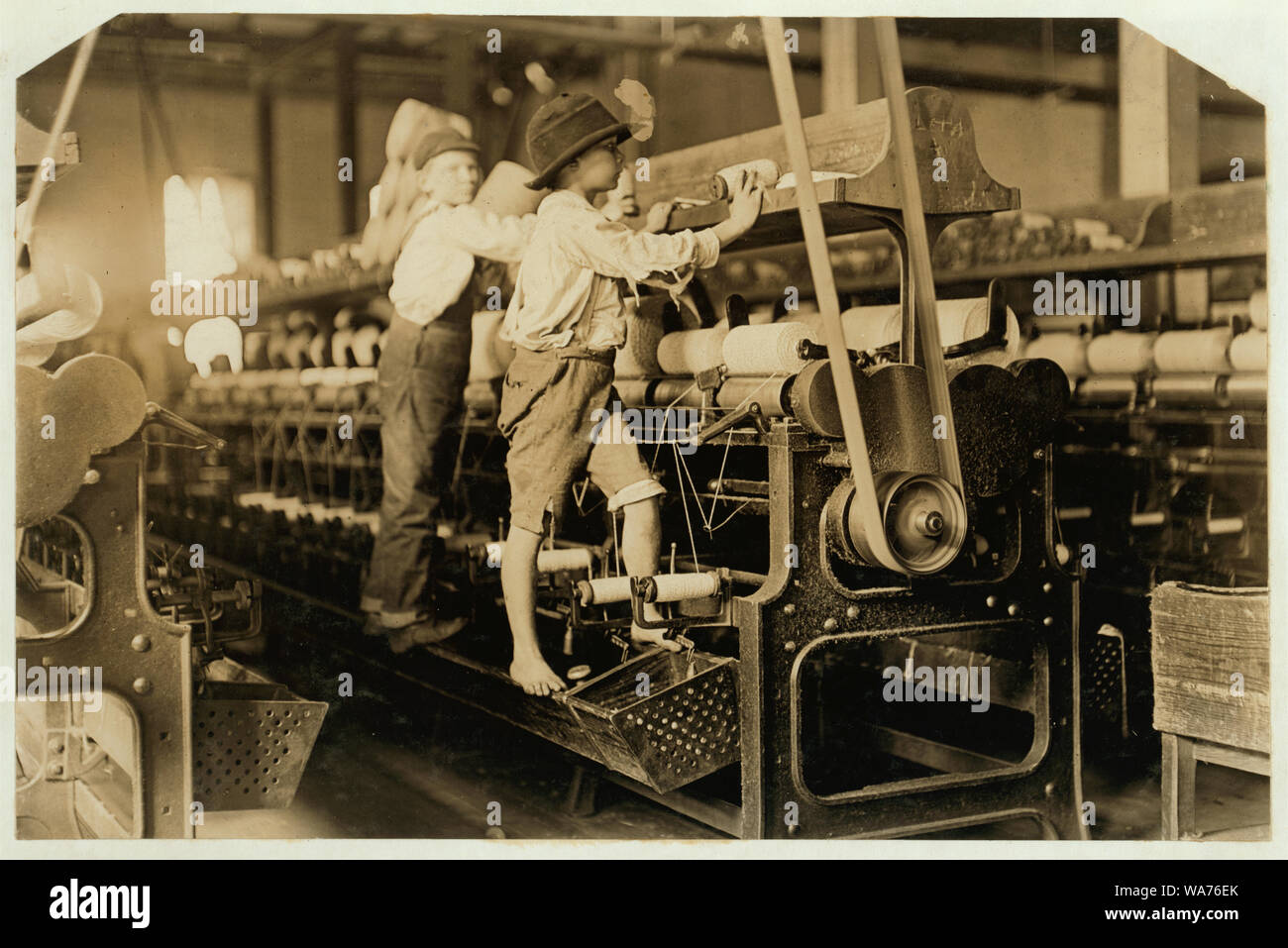 488 Macon, Ga 1-19-1909 W. Lewis Hine. Moulin de Bibb n° 1 Beaucoup de jeunes ici. Certains garçons étaient si petits qu'ils ont dû grimper sur le châssis de filature à réparer les fils cassés et remettre les canettes vides. Résumé : des photographies sur les dossiers de la Commission nationale sur le travail des enfants (États-Unis) Banque D'Images 488 Macon, Ga 1-19-1909 W. Lewis Hine. Moulin de Bibb n° 1 Beaucoup de jeunes ici. Certains garçons étaient si petits qu'ils ont dû grimper sur le châssis de filature à réparer les fils cassés et remettre les canettes vides. Résumé : des photographies sur les dossiers de la Commission nationale sur le travail des enfants (États-Unis) Banque D'Images