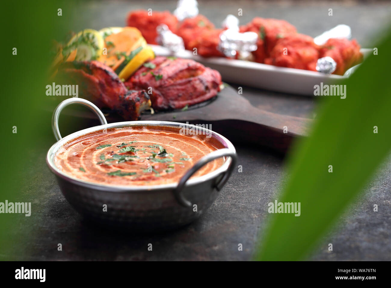 Aromatiques traditionnels indiens. Curry colorés et de la viande. Restaurant thaïlandais. Banque D'Images