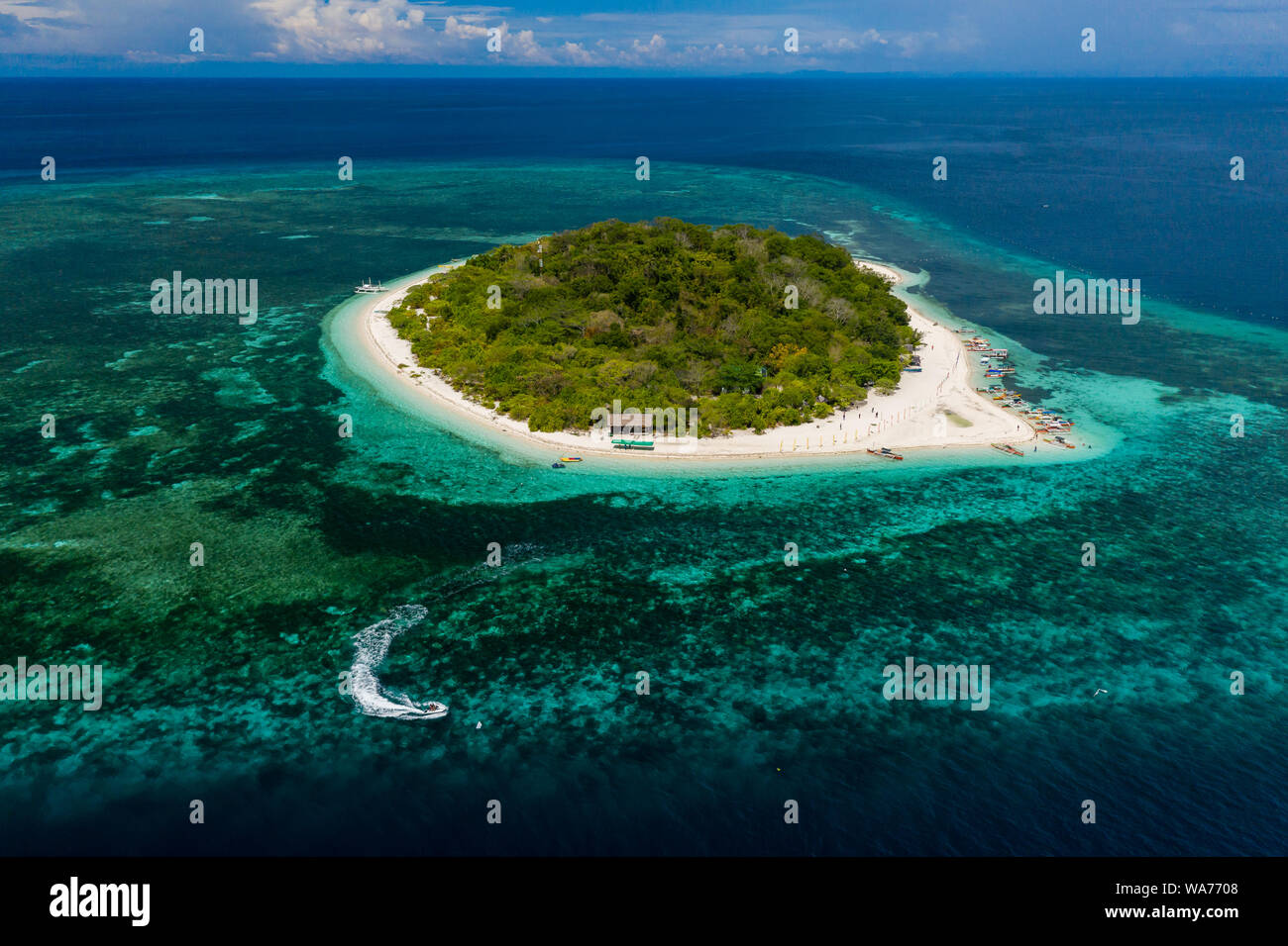 Drone aérien vue sur une belle île tropicale et ses environs coral reef Banque D'Images