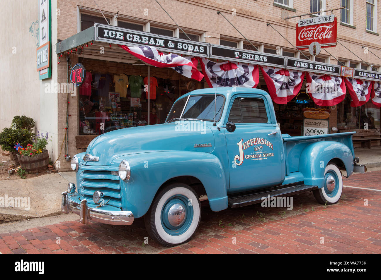 3100 Chevrolet 1951 Advance-Design. Titre : UN 1950-camion vintage à l'extérieur d'un magasin général à Jefferson, une ville dans le comté de Marion dans l'Est du Texas sur la rue principale dont presque chaque immeuble commercial, et de nombreuses résidences à proximité, ont un marqueur historique Banque D'Images