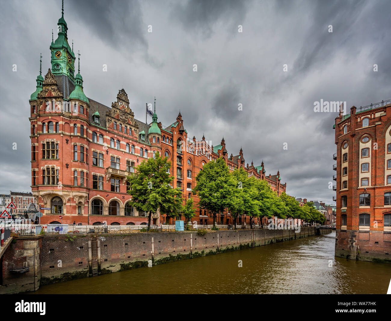 Entrepôts Speicherstadt en brique rouge de chaque côté de la rivière à Hambourg, Allemagne, le 16 juillet 2019 Banque D'Images