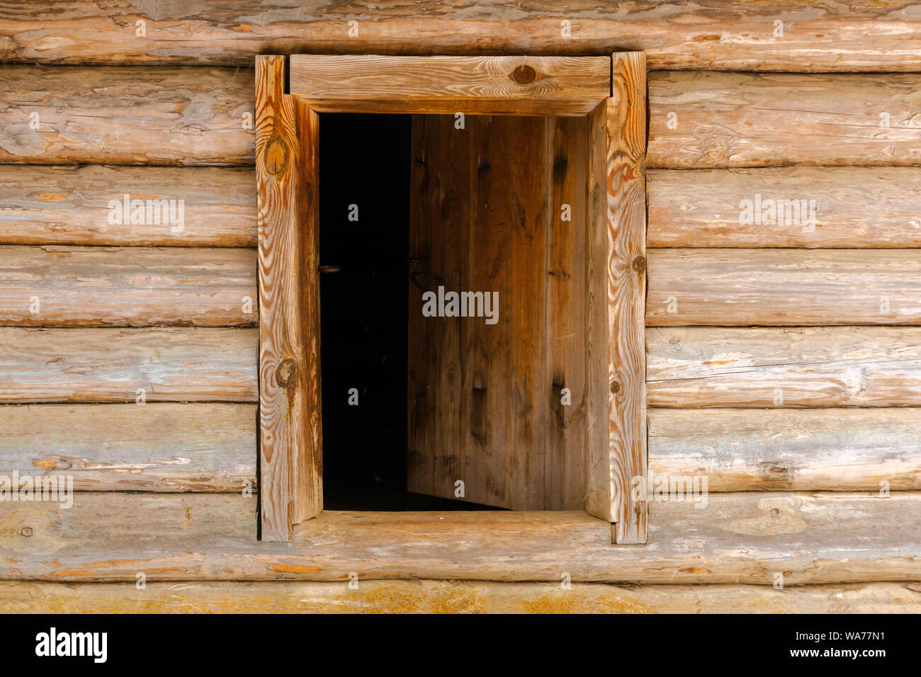 Contexte - Ajar porte de bois dans le mur journal Banque D'Images