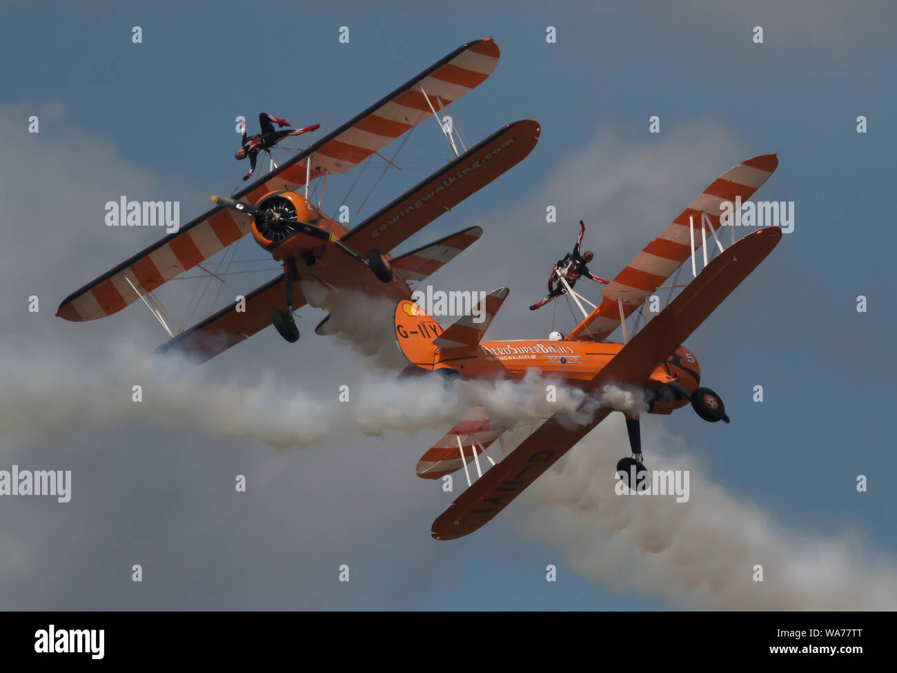 Biggin Hill, Royaume-Uni. 18 août 2019. Gemma Wingwalkers Craigie et Kirsten Pobjoy sur leurs biplans Boeing Stearman comme le Festival de Biggin Hill de vol s'est poursuivi pour une deuxième journée. Le célèbre Festival de vol à l'aéroport de London Biggin Hill avait des admirables s'affiche. Y ont participé les chasseurs Typhoon de la RAF, Breitling Jet Team et le Battle of Britain Memorial Flight. Douze équipes d'aéronefs multi avec un total de 49 appareils a pris son envol au London's seulement air show. Credit : Keith Larby/Alamy Live News Banque D'Images