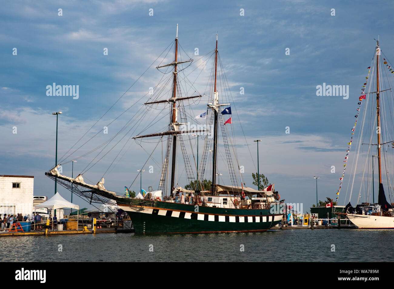 Bateaux exploitent Vintage Tall Ships Festival à Kingsville (Ontario) au sud-ouest de Dock sur un Après-midi nuageux chaud Banque D'Images