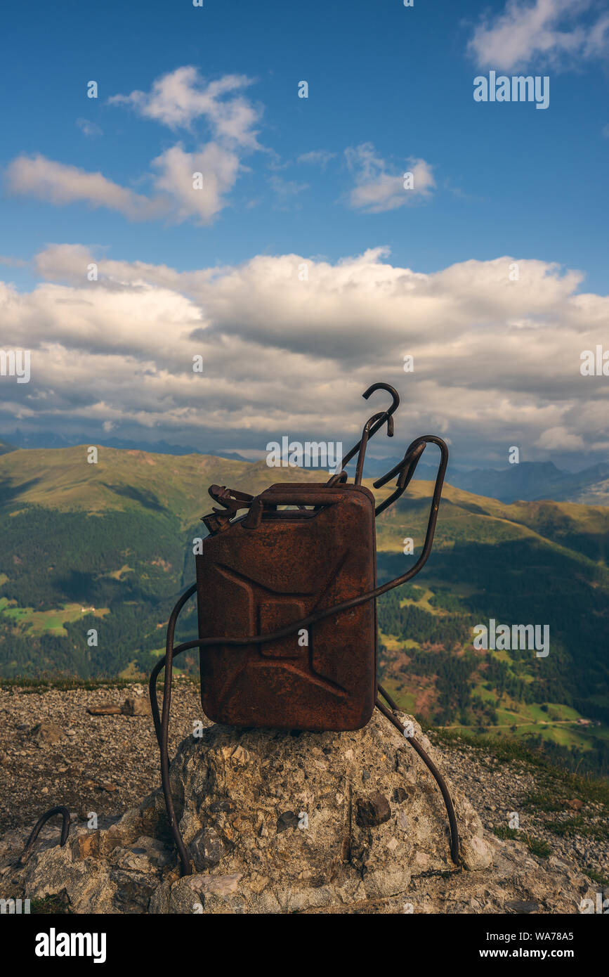 Les canettes de gaz brûlé sur la montagne, le Tyrol du Sud Banque D'Images