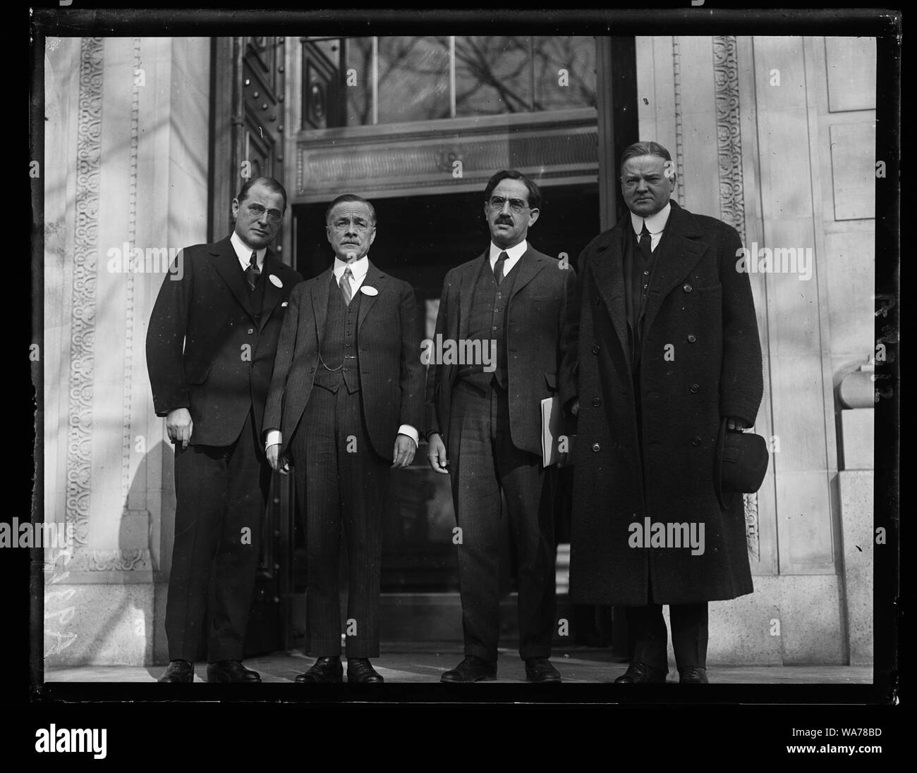 Une conférence nationale des hommes d'affaires d'enquêter sur les coûts et les modes de distribution de marchandises de toutes sortes a été ouverte aujourd'hui à Washington, le 14 janvier, à la Chambre de Commerce des États-Unis. Des hommes de tout le pays ont assisté à la première séance qui a été adressé par le secrétaire au Commerce, Herbert Hoover, qui a exposé le point de vue du national les problèmes dans la distribution. Dans le groupe, de gauche à droite, T.F. Whitmarsh de New York ; le général J.J. Carty, vice-président de l'American Telephone and Telegraph Company, C.L. Alsberg, Leland Stanford Université de Banque D'Images