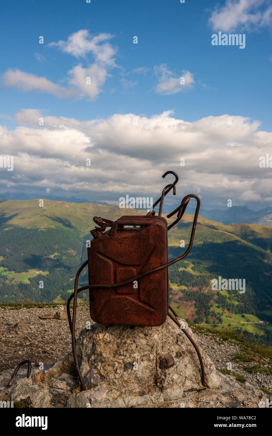 Les canettes de gaz brûlé sur la montagne, le Tyrol du Sud Banque D'Images
