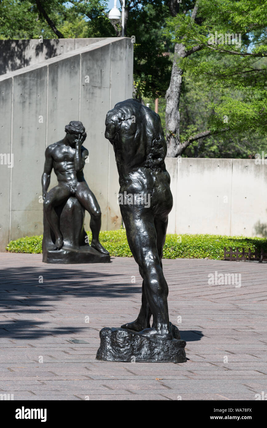 Une partie de l'Lillie et Hugh Roy Cullen Jardin de sculptures à un endroit du Museum of Fine Arts, Houston, qui met en vedette des œuvres magistrales du 20e et 21e siècle sculpture d'artistes tels que Louise Bourgeois, Dan Graham, Henri Matisse, Auguste Rodin, et David Smith, ce jardin a été créé par le sculpteur Isamu Noguchi, dont le plan pour le jardin de sculptures de Cullen, selon le musée, était une approche moderne de l'idée traditionnelle d'un jardin entouré de murs de béton allant de hauteur, les œuvres de sculpture sont complétés par des arbres indigènes, bambou, et crêpe floraison myrtle. Banque D'Images
