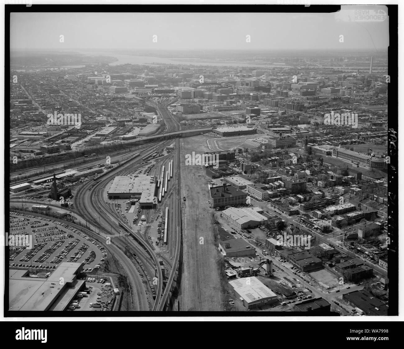 Vue aérienne SUD-OUEST SUR AVENUE DELAWARE CORRIDOR, montrant des triages AU NORD-EST DE L'AVENUE DE LA FLORIDE. (Photo agrandie de 4x5 négatif.) - Delaware Avenue, Washington, District of Columbia, DC ; Ivy City, Washington, D.C. Banque D'Images