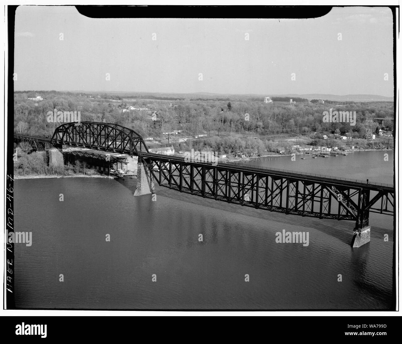 Vue aérienne de l'Est s'étend de la Susquehanna River Bridge. Le SPAN SUR LA GAUCHE DE LA PHOTO EST SUR UN TREILLIS, L'UN DANS LE DROIT une charpente de pont. La VUE EST DEPUIS LE NORD. - Pont de la rivière Susquehanna, enjambant la rivière Susquehanna, Havre de Grace, le comté de Harford, MD ; American Bridge Company Banque D'Images