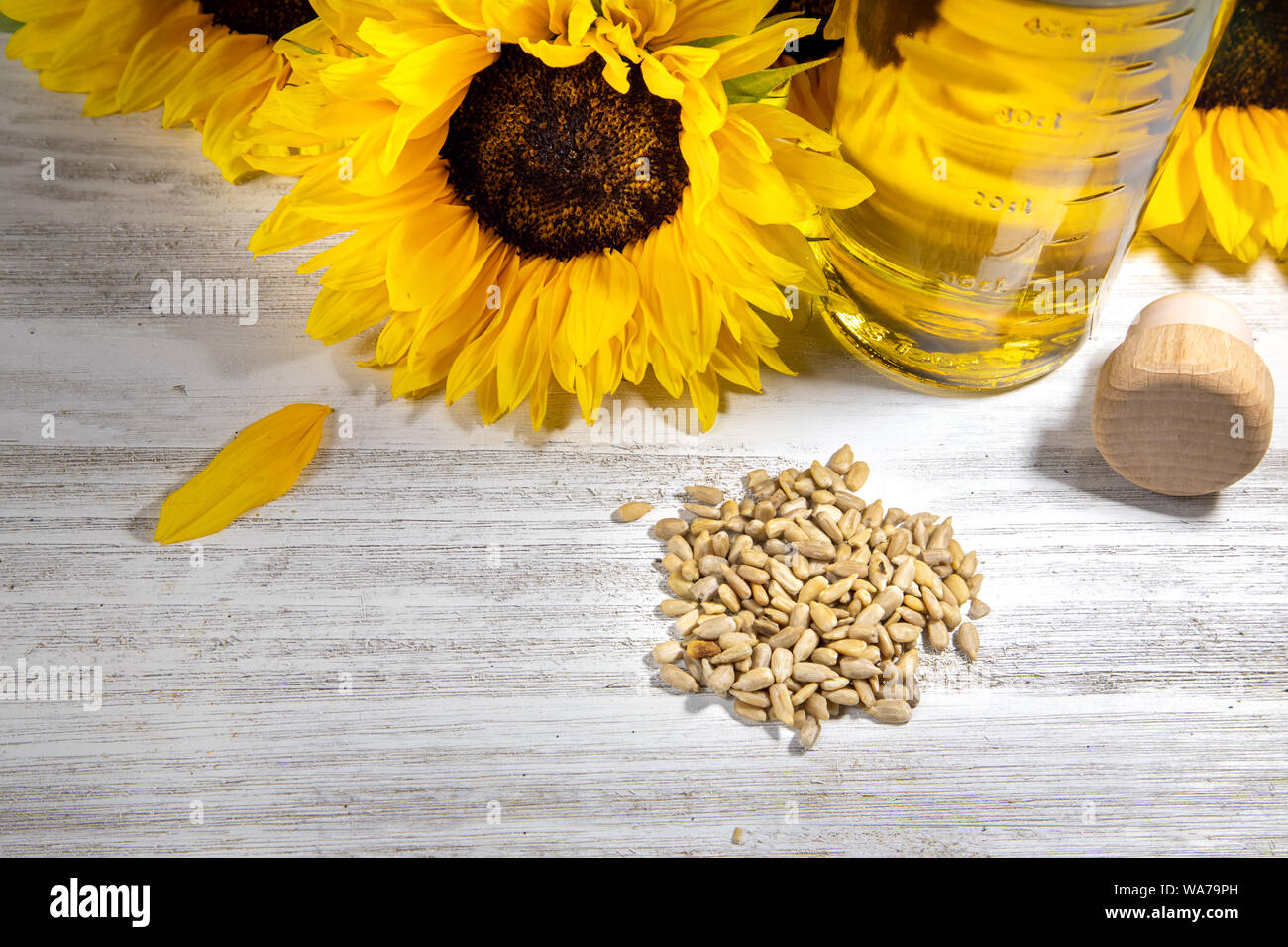 L'huile de tournesol, dans une bouteille et les graines. Copy space Banque D'Images