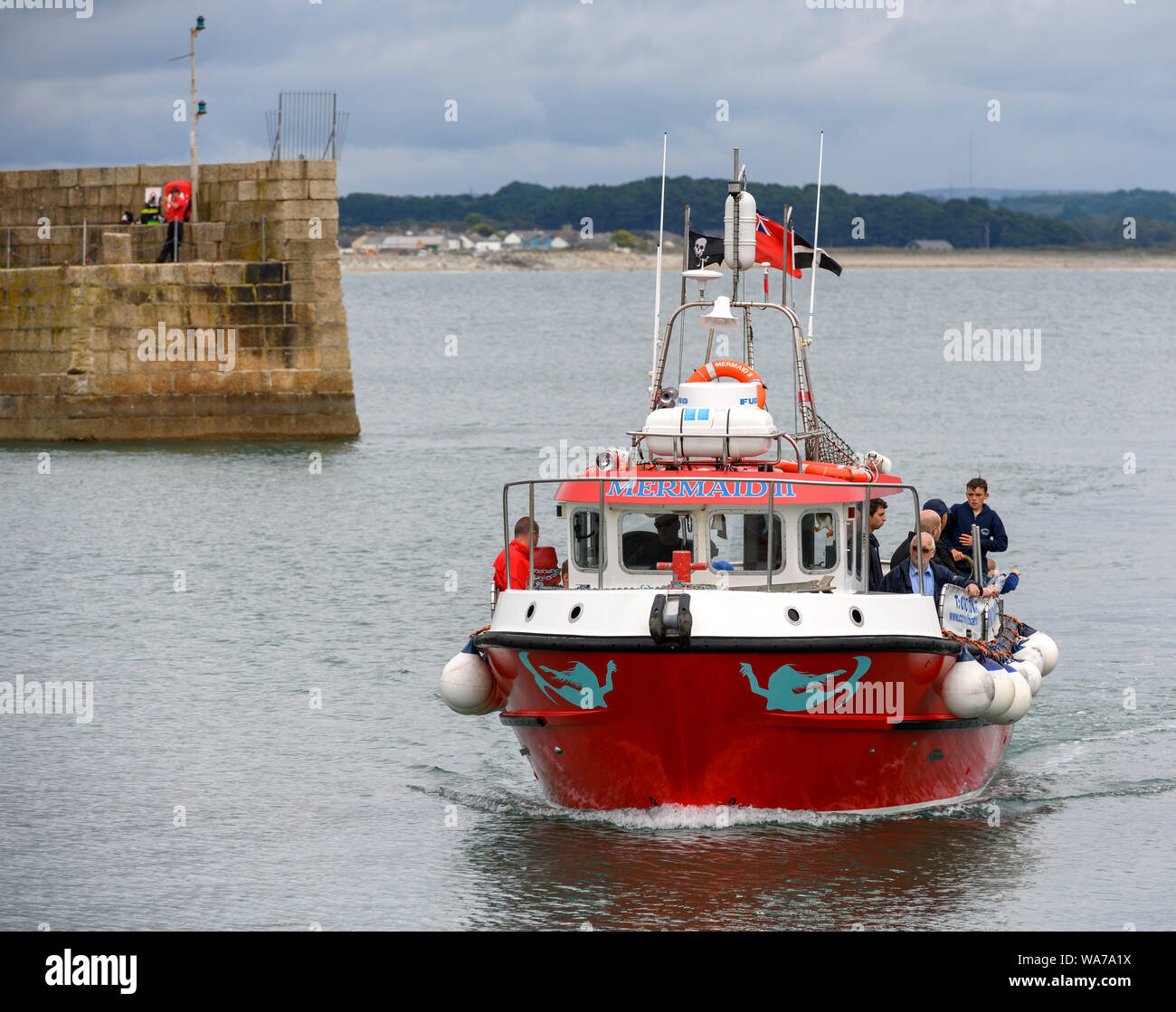 MV un voyage d'agrément tourisme navire entrant dans le port de Penzance avec touristes à bord, le port de Penzance, Cornwall, England, UK. Banque D'Images