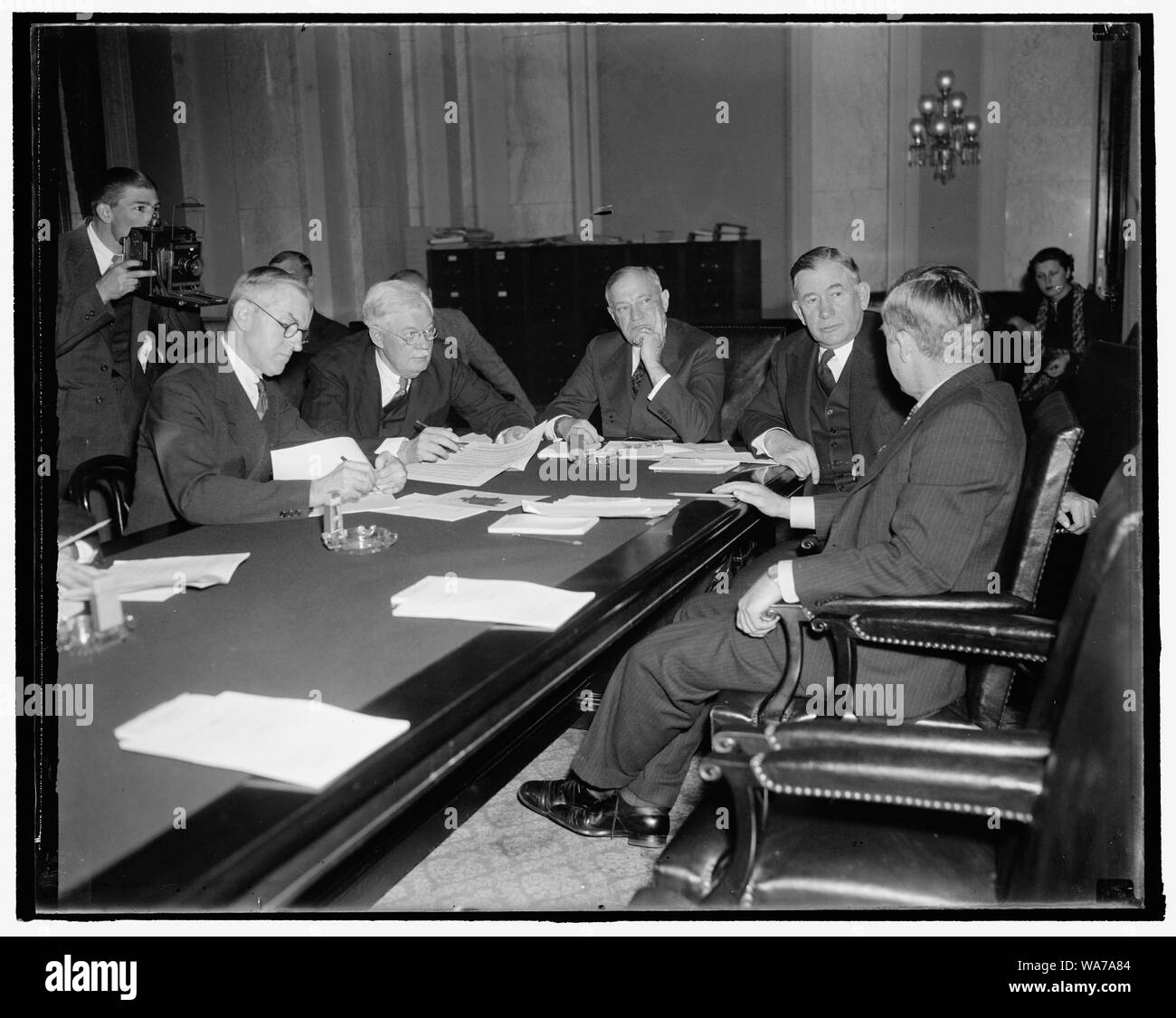 Secrétaire de l'Agriculture donne aux vues sur le logement au comité sénatorial. Washington, D.C., le 3 décembre. Les membres du Comité sénatorial des banques et un bureau de secrétaire de l'Agriculture écouter en détail les mesures qu'il prend d'amener les agriculteurs dans le cadre du nouveau programme de logement proposé par le président Roosevelt. Sur la photo, de gauche à droite : le Sénat officiel journaliste ; le sénateur John G. Townsend, le Sénateur Robert F. Wagner, chef de la majorité Alvin Barkley ; Secrétaire et Wallace. 12/3/37 Banque D'Images