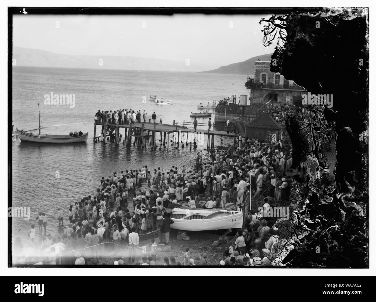 L'air vues de Palestine. Avions etc. de l'Imperial Airways Ltd., sur la mer de Galilée et à Semakh. Flying Boat attendu à Tibériade. La foule s'attendre à ce que le premier avion pour descendre sur le lac de Galilée Banque D'Images