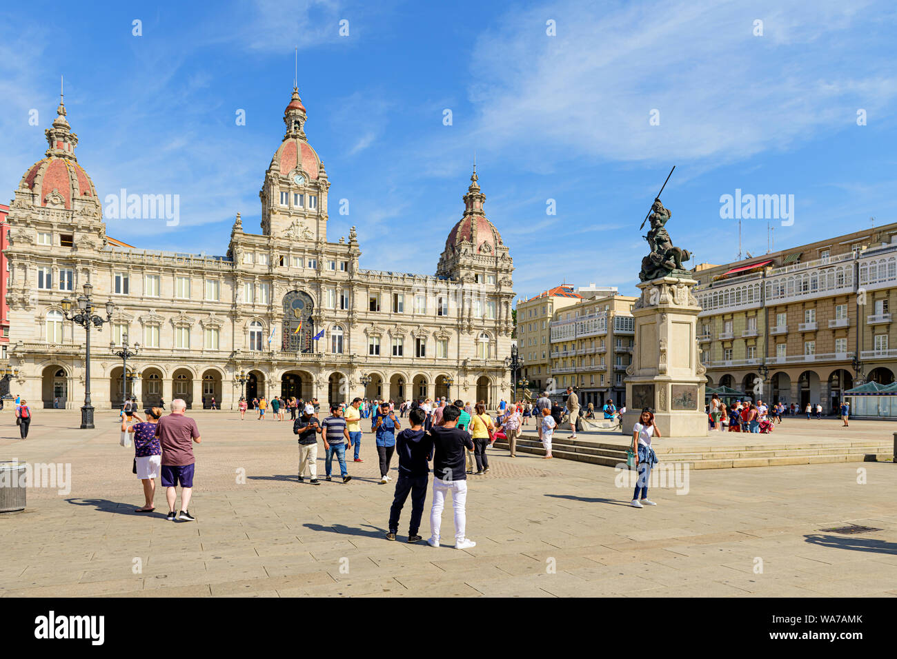 A la Coruna, Espagne. Le bâtiment orné de l'hôtel de ville Palacio Municipal et de la statue commémorative Maria Pita sur la place Maria Pita. A la coruna. Espagne Banque D'Images