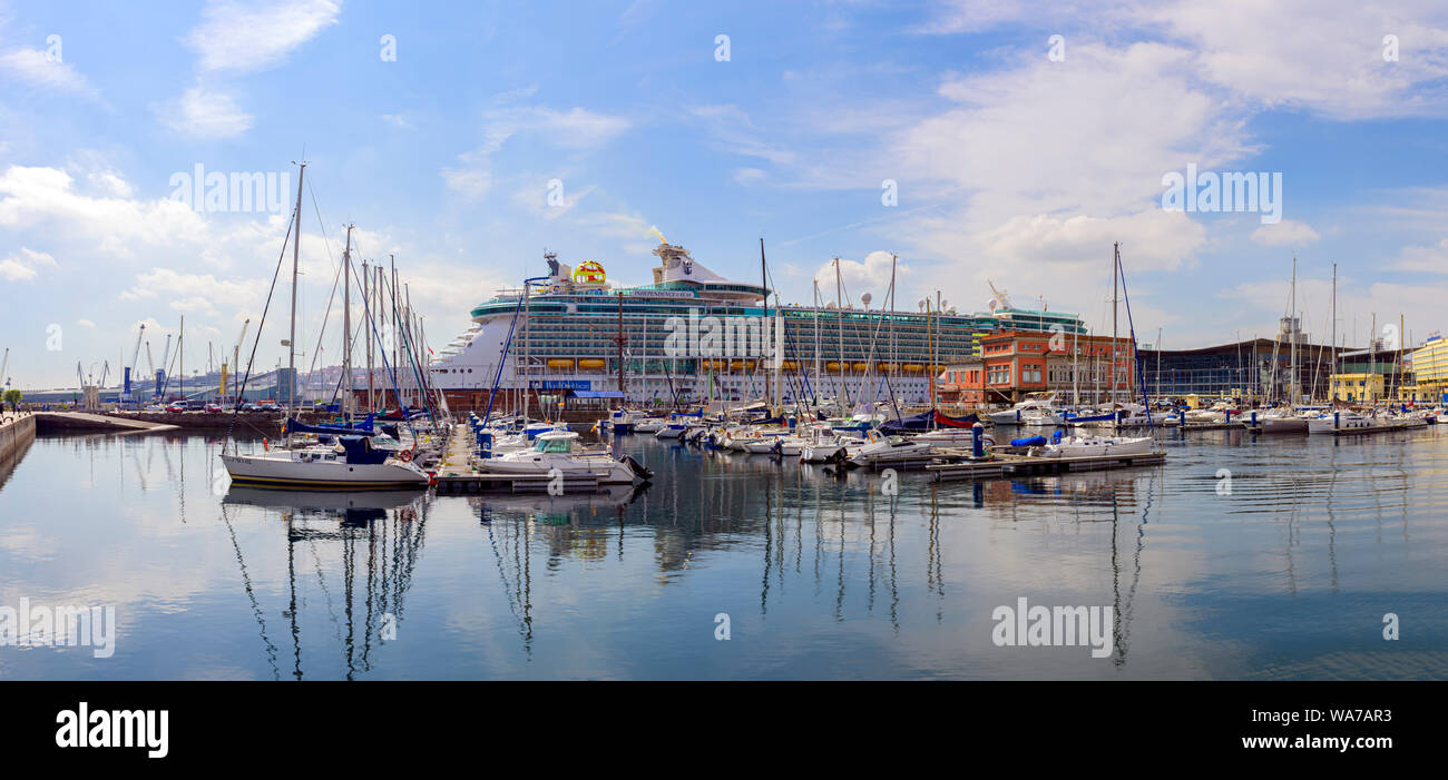 Port de plaisance Port DE plaisance UN bateau de croisière panoramique la Coruna indépendance des mers et yachts amarrés à la Coruna, Espagne. Banque D'Images