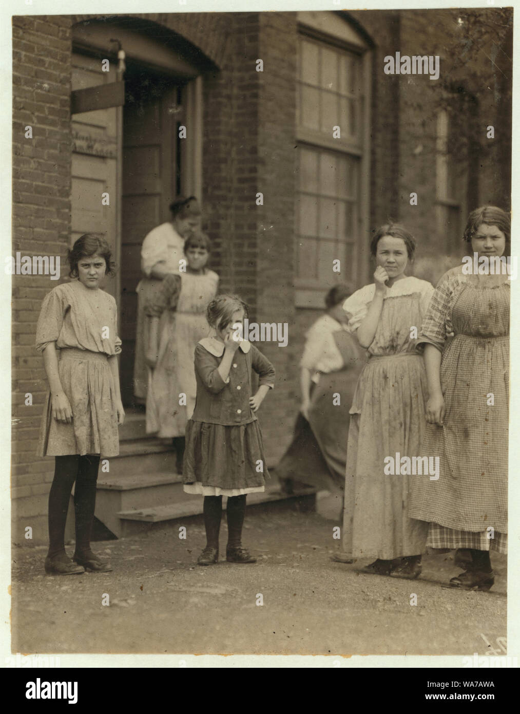 Ce sont tous les travailleurs de l'usine de bonneterie Cherokee, Rome, Ga, MIDI, le 10 avril 1913. Les plus jeunes sont collés et boucleurs. Autres articles chaussants Mills autour ici employer des enfants de 8 et 9 ans. Certains de ces semblent être aussi jeunes. Résumé : des photographies sur les dossiers de la Commission nationale sur le travail des enfants (États-Unis) Banque D'Images