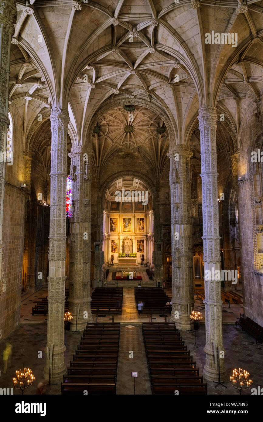 L'église au monastère dos Jeronimos Belem. Un paradis du soleil et de rangs serrés de touristes. Grand de trouver tous les travaux de rénovation terminés Banque D'Images