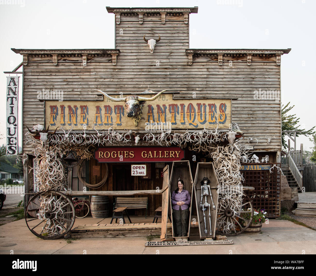 Photographe américain Carol M. Highsmith (c'est elle sur la gauche) n'a pas pu résister à sortir de derrière son appareil photo et se joindre à l'amusement à l'Rogues Gallery antique shop dans la région de Hulett, Wyoming Banque D'Images