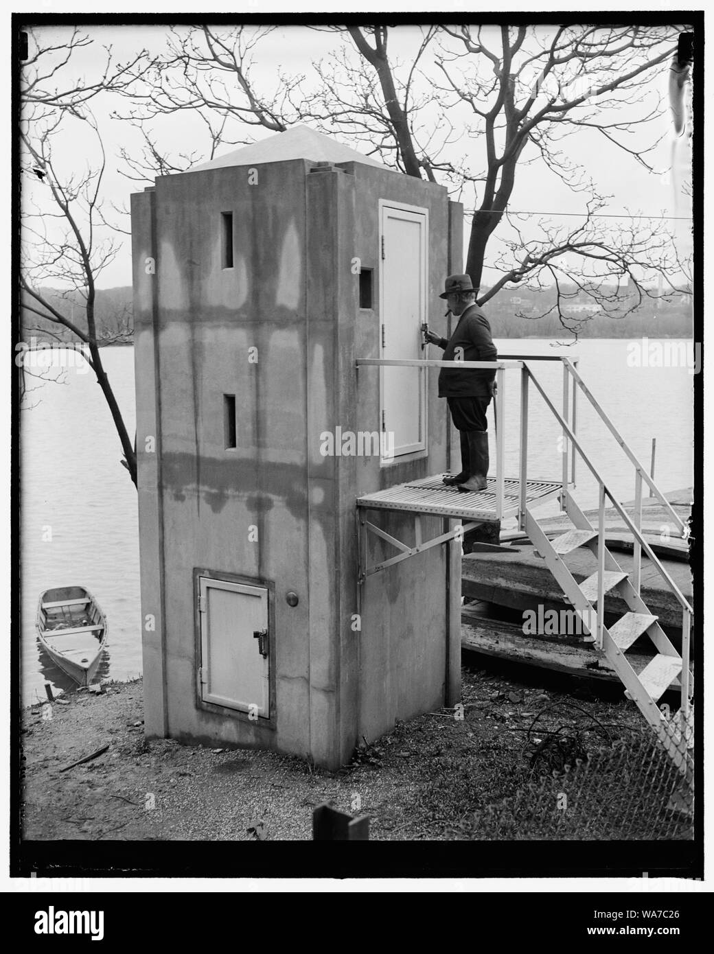 Et à l'automne. Washington, D.C., 9 avril. Weather Bureau d'observateurs postés le long des principaux fleuves de l'United States va bientôt être en mesure de suivre l'ascension et la chute de la rivière à côté simplement en décrochant un téléphone et en composant un nombre donné. Des essais préliminaires au cours des quelques derniers mois ici montrent qu'une nouvelle jauge automatique du son d'une manière efficace et économique fournit les météorologues ont besoin de prévisions dans les faits les inondations et fournir d'autres renseignements sur les conditions du fleuve pour de nombreux groupes. Plus de météo stations bureau va installer la nouvelle jauge de contrainte le plus rapidement possible. (1)Une jauge sur l'Potoma Banque D'Images