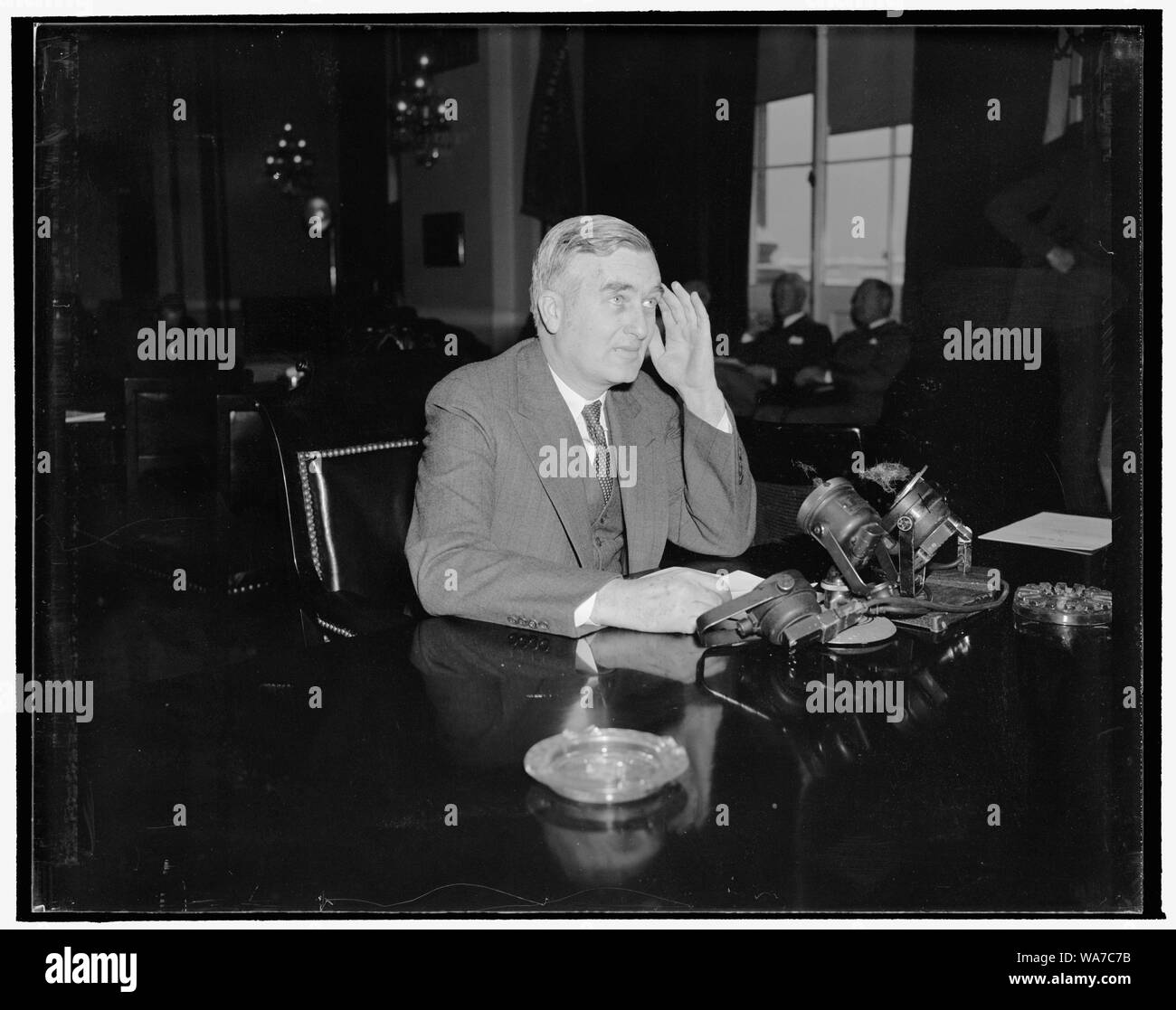 Appels au Congrès d'adopter une loi navale de Washington, D.C., le 8 janvier. Secrétaire de la Marine Charles Edison, rendant sa comparution initiale sur la Colline depuis qu'il a prêté serment en tant que secrétaire de la marine, a demandé au Comité des affaires navales de la chambre d'adopter des lois pour augmenter le tonnage de la marine, "compte tenu de la gravité de la situation internationale." Il a dit qu'il apportera des précisions sur cette déclaration plus tard. Il présente l'Amiral Harold R. Stark, chef des opérations navales, qui a fait l'énoncé principal au comité Banque D'Images