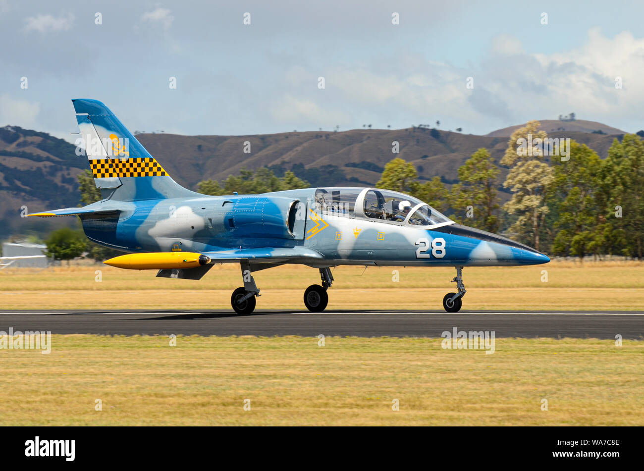 Aero L-39 Albatros jet trainer avion à ailes au-dessus de l'Aérodrome de capot, airshow Wairarapa, Masterton, Nouvelle-Zélande. Propriété privée jet classique Banque D'Images