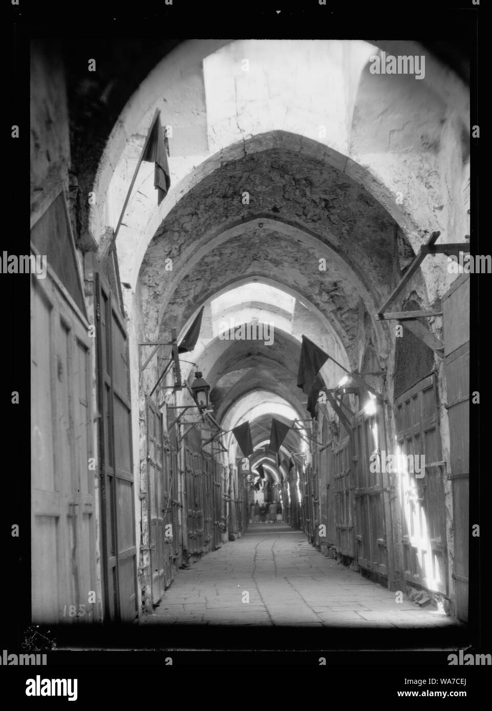 Les délégations de protestation arabe, des manifestations et des grèves contre la politique britannique en Palestine (suite à des perturbations ce qui précède [1929] émeutes). Balfour, novembre journée 2ème. Bazars fermé affichage des drapeaux noirs pris dans le marché aux épices Banque D'Images