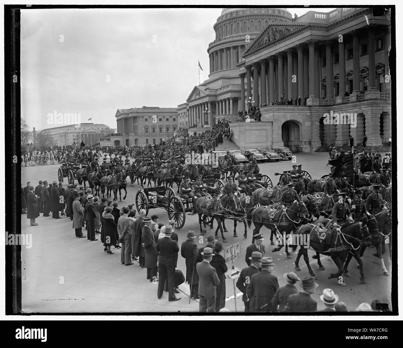 Journée de l'armée dans la capitale. Washington, D.C., 6 avril. Un défilé coloré de paix a marqué la célébration du 10e Capital de Journée de l'armée et le 20e anniversaire de la journée Nord est entré dans le monde de la guerre. Cette photo a été faite dans la parade passé le Capitol où il a été examiné par les deux Chambres du Congrès, 4/6/1937 Banque D'Images