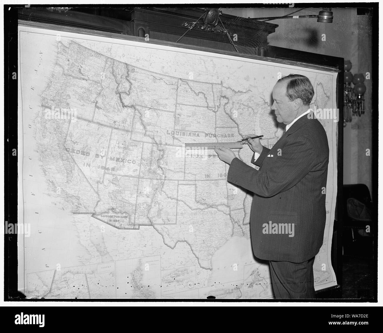 2 000 000 000 $ demande de route superbe. Washington, D.C., le 14 février. Le sénateur Robert Bulkley, D. de l'Ohio, qui a déposé un projet de loi autorisant l'émission d'une obligation de 2 000 000 000 $ pour entreprendre la construction d'un système national d'autoroutes 10, la totalité des frais une fois rempli vous coûtera environ 8 000 000 000 $, le système sera dénouement automatique grâce à des frais de péage et de vente de l'autoroute façade, le sénateur est illustré avec le projet de cartographie de la règle 2/14/38 routes, Banque D'Images