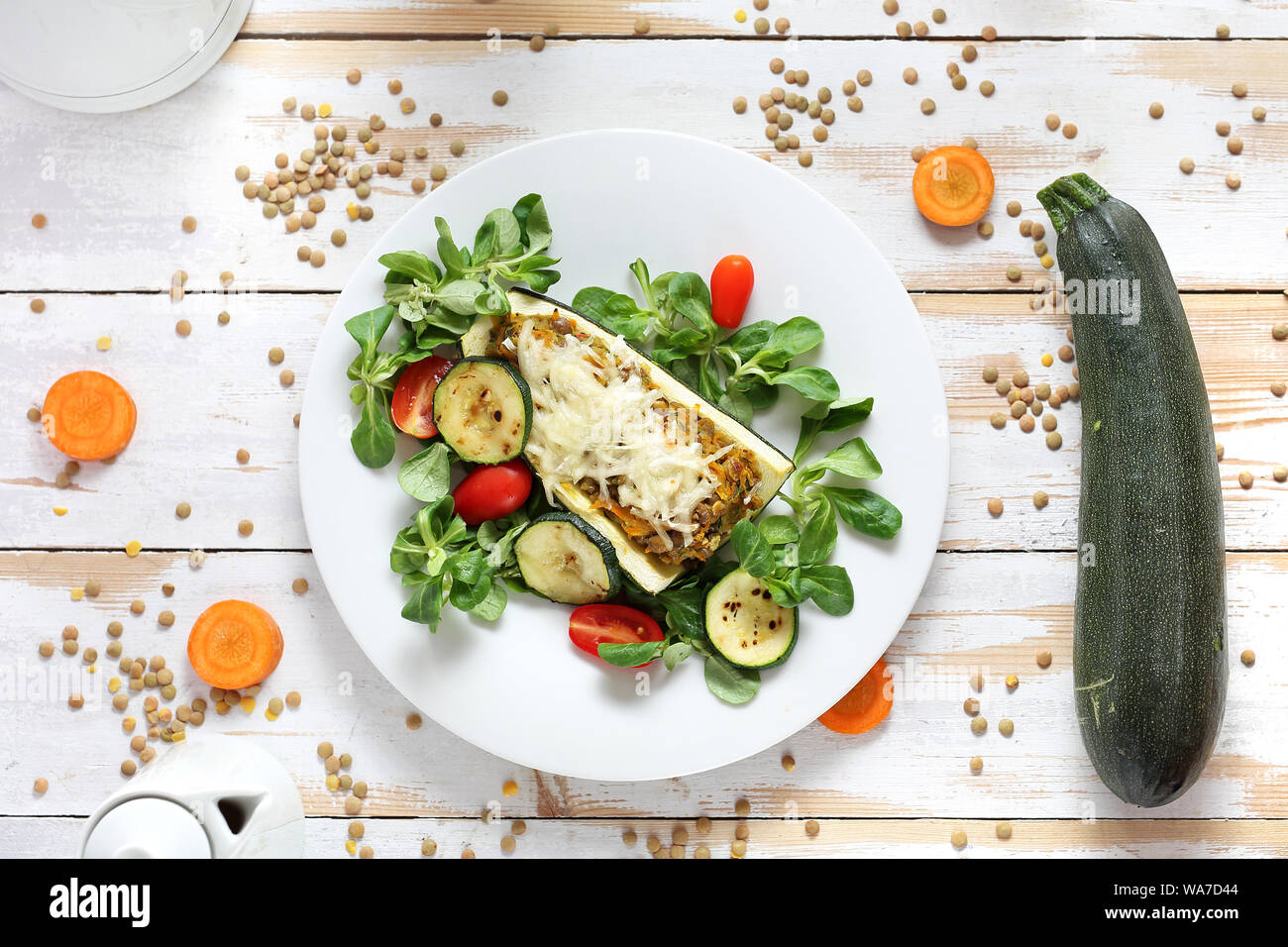 Les courgettes farcies aux lentilles vertes et des légumes. En Casserole. Un régime végétarien sain Banque D'Images