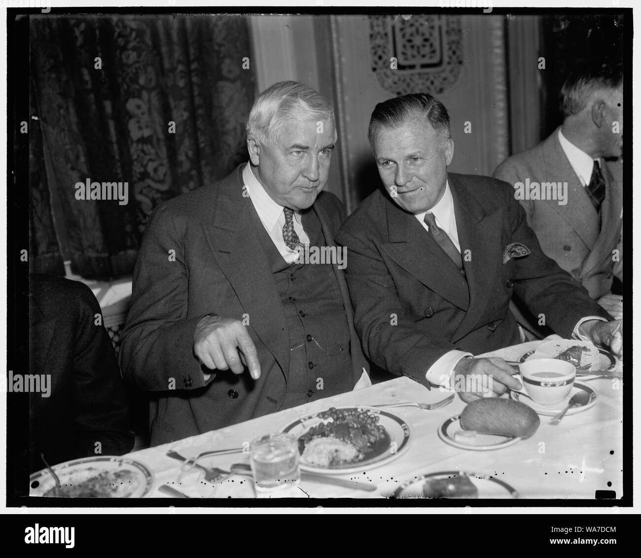 Déjeuner à Rayburn. Washington, D.C., 9 janvier. Pas de doute, cette conversation a été le long des lignes monétaire : Jesse Jones, président de la R.F.C. et J.F.T. O'Connor, Contrôleur de la monnaie, comme ils ont assisté au déjeuner offert en l'honneur de rempl. Sam Rayburn, nouveau chef de la majorité de la Chambre. Le Club du Texas a accueilli au Club national de la presse Banque D'Images