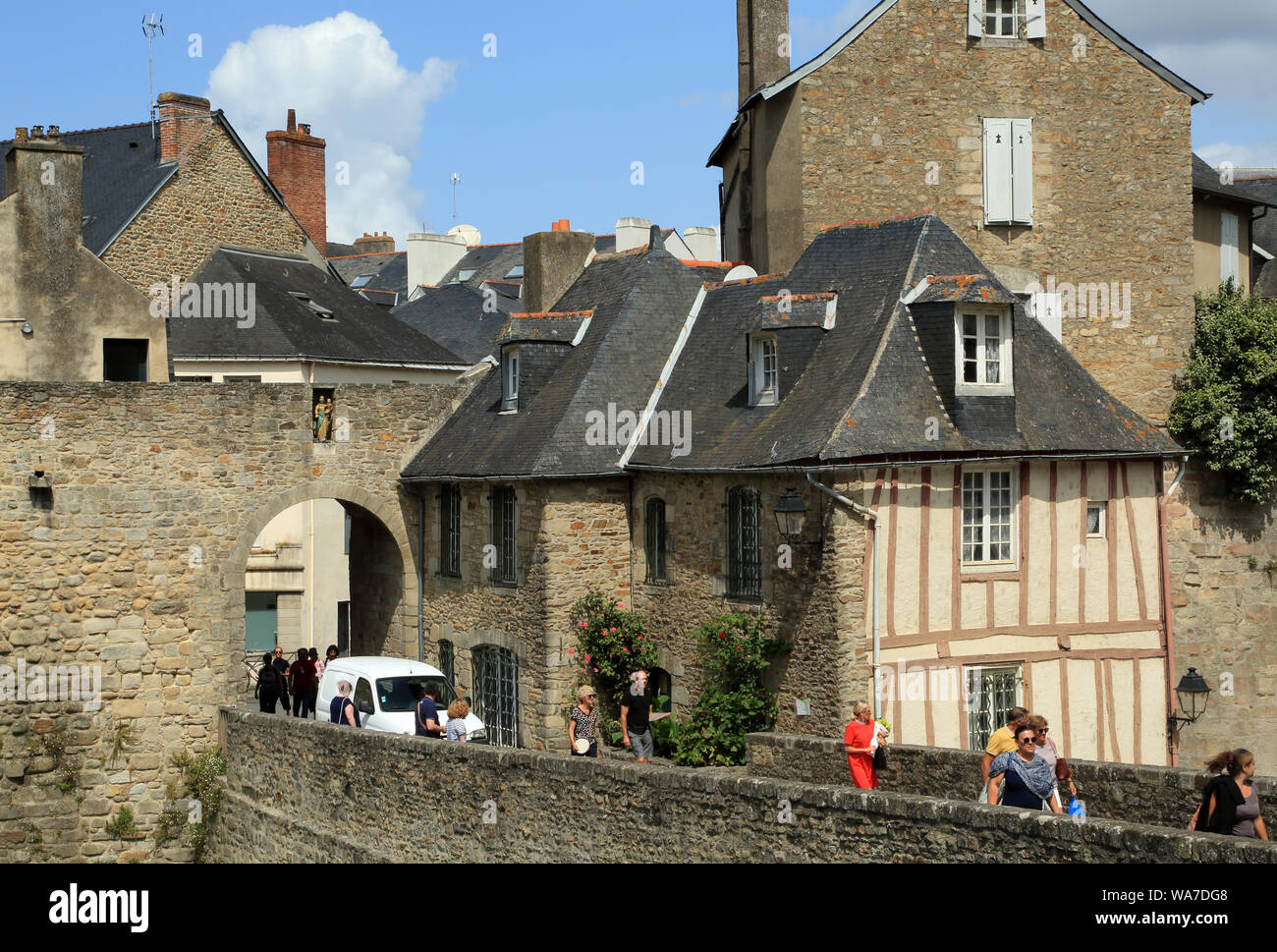 Vue de bâtiments médiévaux et de la Porte Poterne et de la rue Porte Poterne de l'Avenue Alexandre le Pointois, Vannes, Morbihan, Bretagne, France Banque D'Images