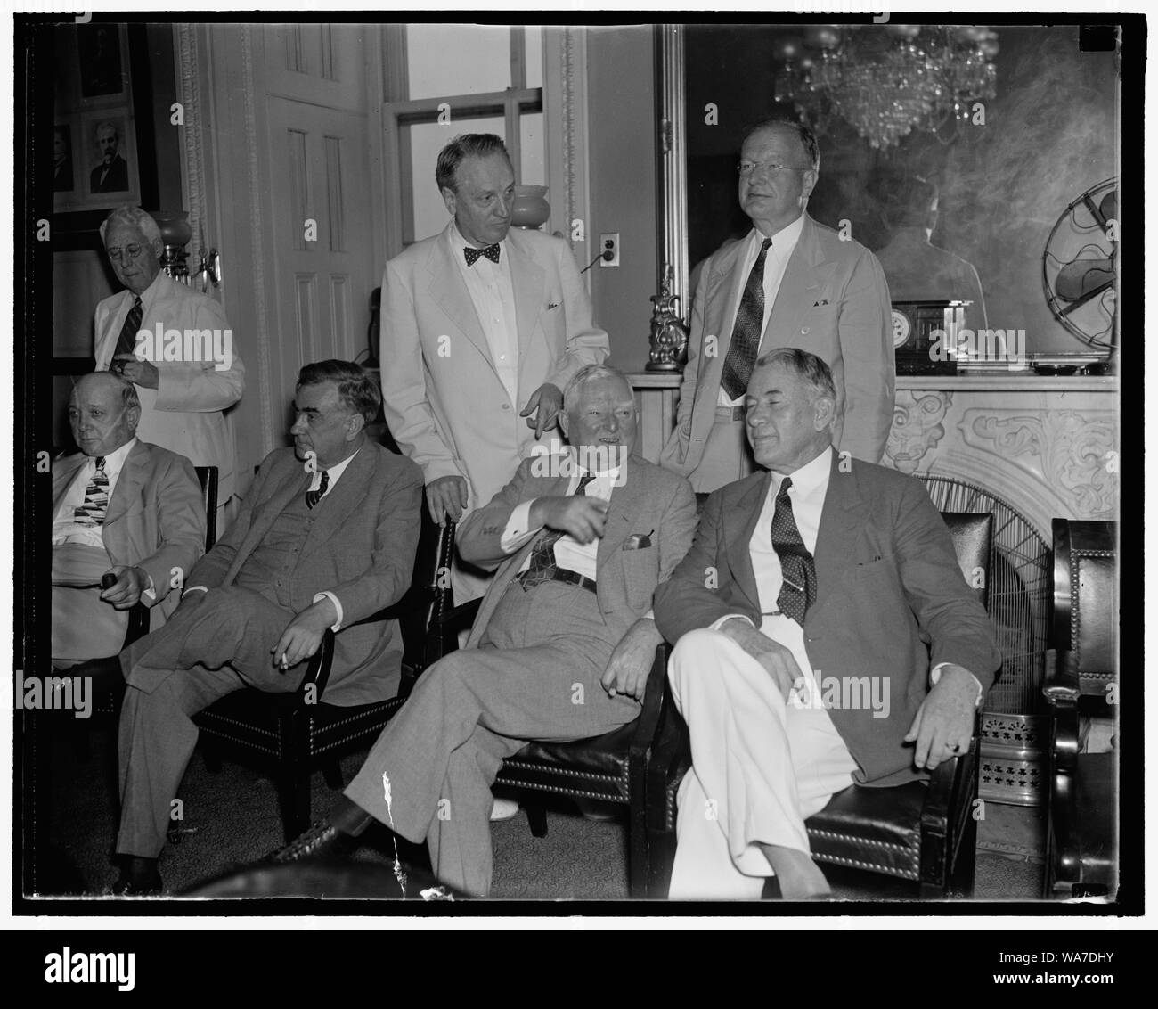Réunion du Comité spécial à l'appareil judiciaire. Washington D.C., le 22 juillet. Le signe était passé & que la réunion extraordinaire du Comité judiciaire du Sénat a commencé aujourd'hui, à la suite de la réunion qui a été suivie par le Vice-président Garner. Il a été annoncé que le sénateur M.M. Logan, du Kentucky, serait aujourd'hui se déplacer à renvoyer le projet de loi en instance judiciaire. Sur la photo, de gauche à droite : (Séance) Le sénateur M.M. Logan, Utah ; Vice-présidente ; Garner et chef de la majorité au Sénat Alben W. Barkley. Debout, de gauche à droite : Le sénateur Henry F. Ashurst, Arizona, Président du Comité judiciaire du Sénat Banque D'Images